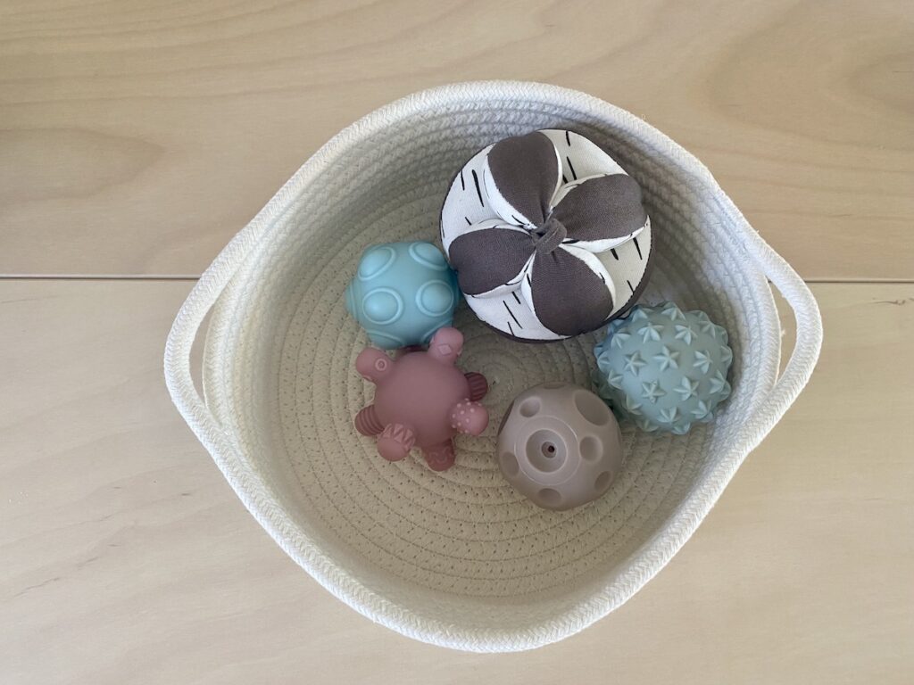 Cotton basket containing 5 sensory balls
